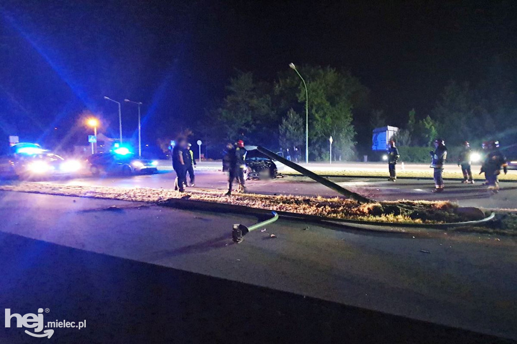 Mercedes wpadł w latarnię na al. Kwiatkowskiego