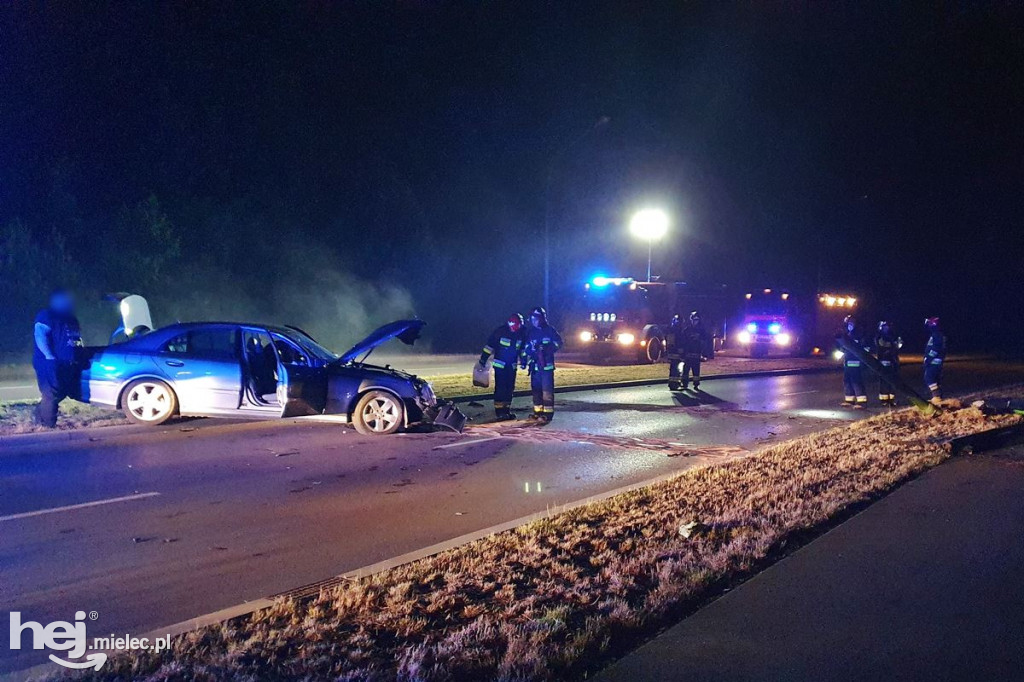 Mercedes wpadł w latarnię na al. Kwiatkowskiego