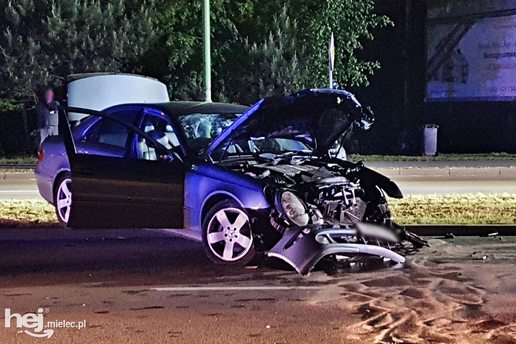 Mercedes wpadł w latarnię na al. Kwiatkowskiego