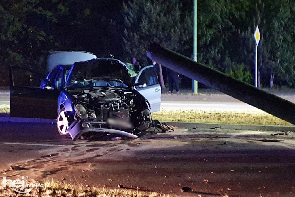 Mercedes wpadł w latarnię na al. Kwiatkowskiego