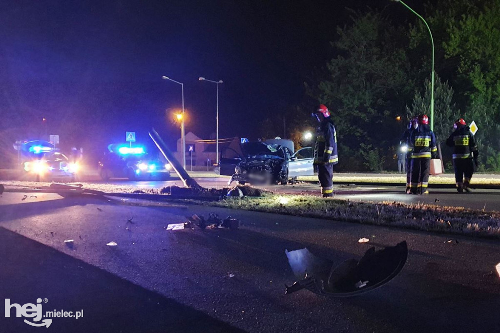 Mercedes wpadł w latarnię na al. Kwiatkowskiego