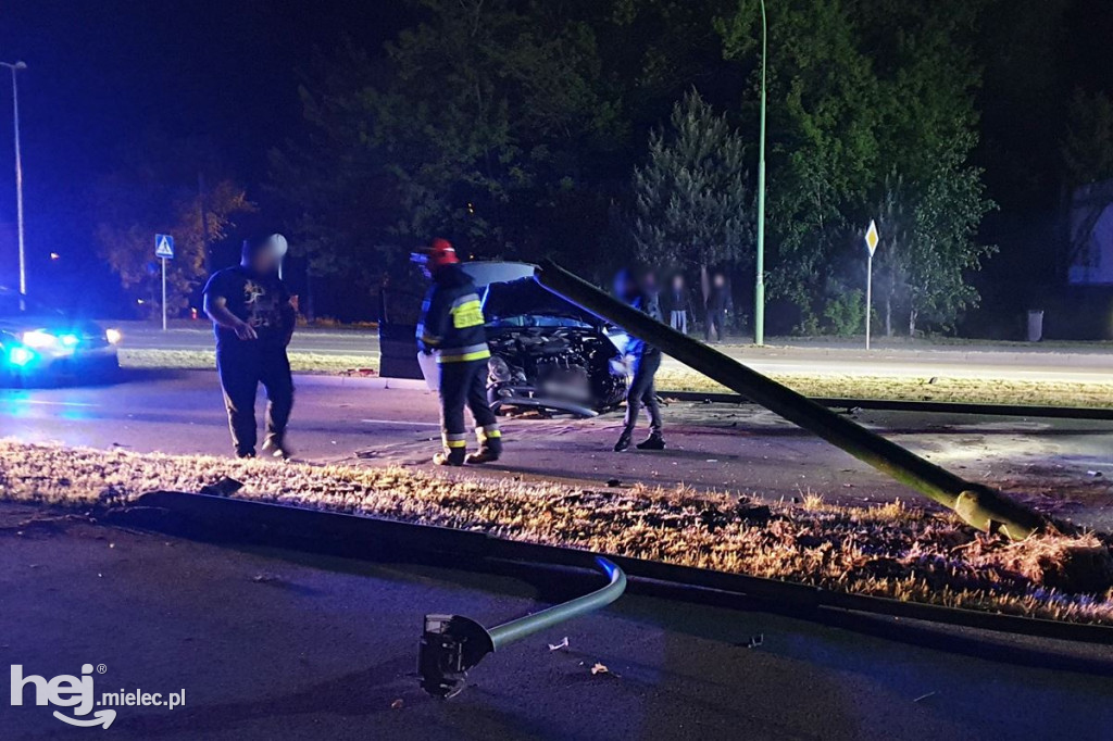 Mercedes wpadł w latarnię na al. Kwiatkowskiego