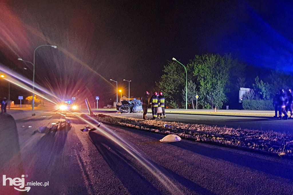 Mercedes wpadł w latarnię na al. Kwiatkowskiego
