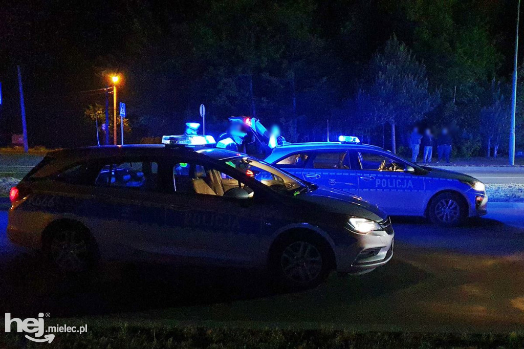 Mercedes wpadł w latarnię na al. Kwiatkowskiego