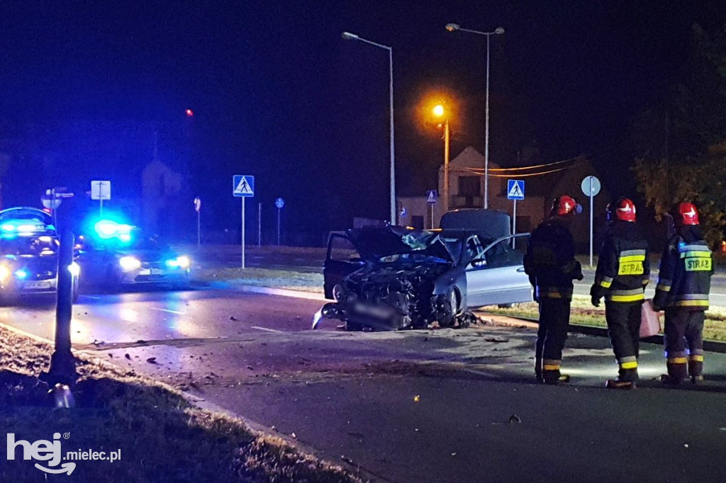 Mercedes wpadł w latarnię na al. Kwiatkowskiego