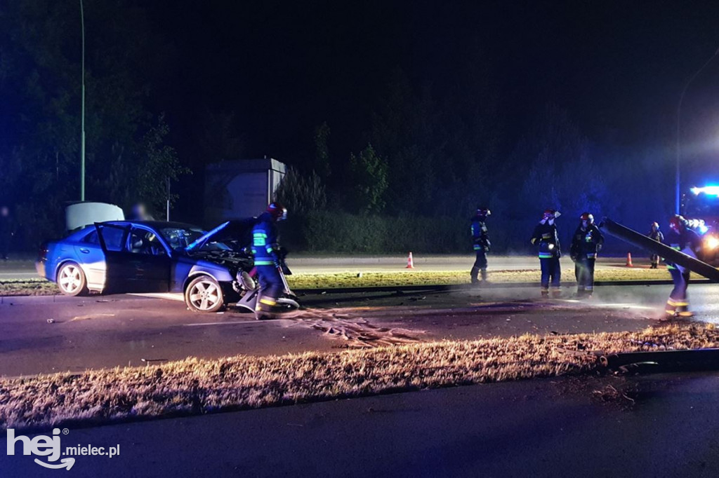 Mercedes wpadł w latarnię na al. Kwiatkowskiego