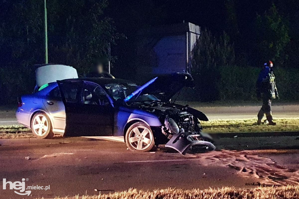 Mercedes wpadł w latarnię na al. Kwiatkowskiego