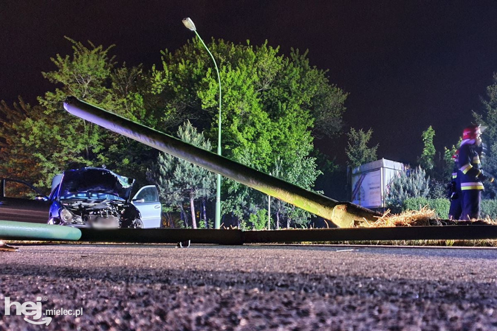 Mercedes wpadł w latarnię na al. Kwiatkowskiego