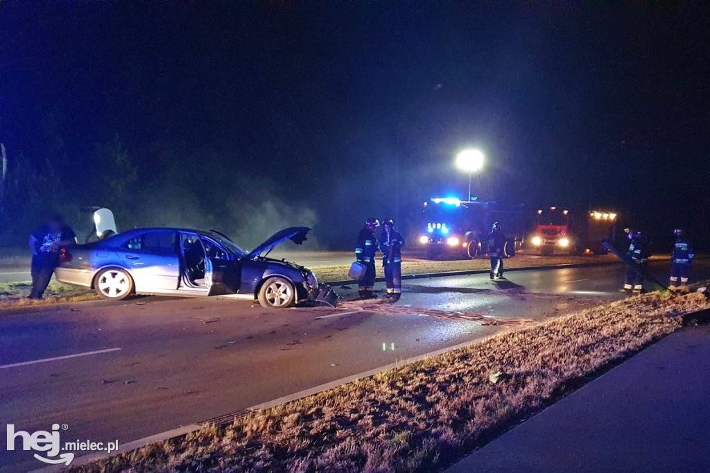 Mercedes wpadł w latarnię na al. Kwiatkowskiego