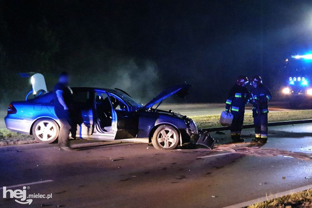 Mercedes wpadł w latarnię na al. Kwiatkowskiego