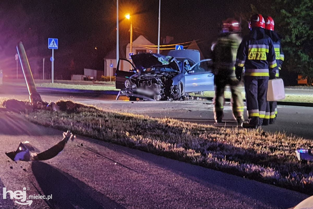 Mercedes wpadł w latarnię na al. Kwiatkowskiego