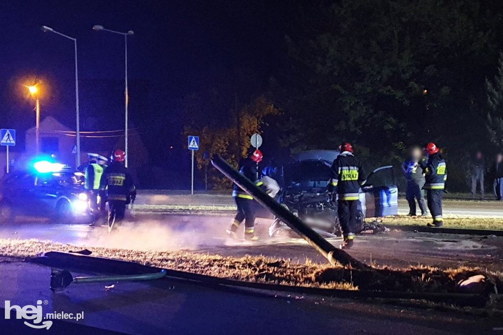 Mercedes wpadł w latarnię na al. Kwiatkowskiego