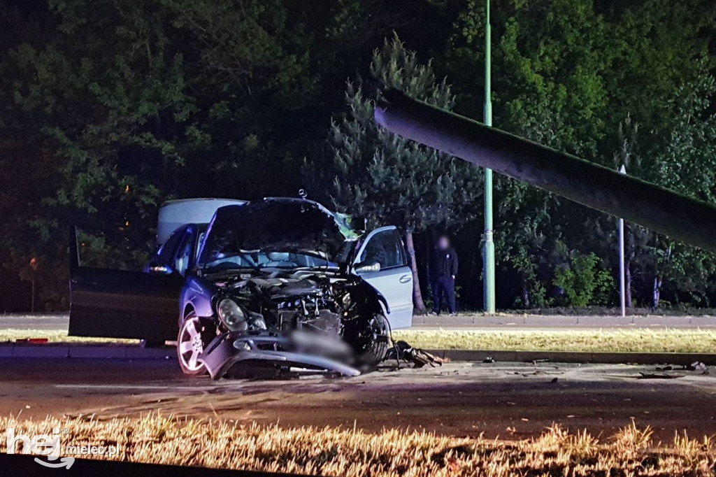 Mercedes wpadł w latarnię na al. Kwiatkowskiego