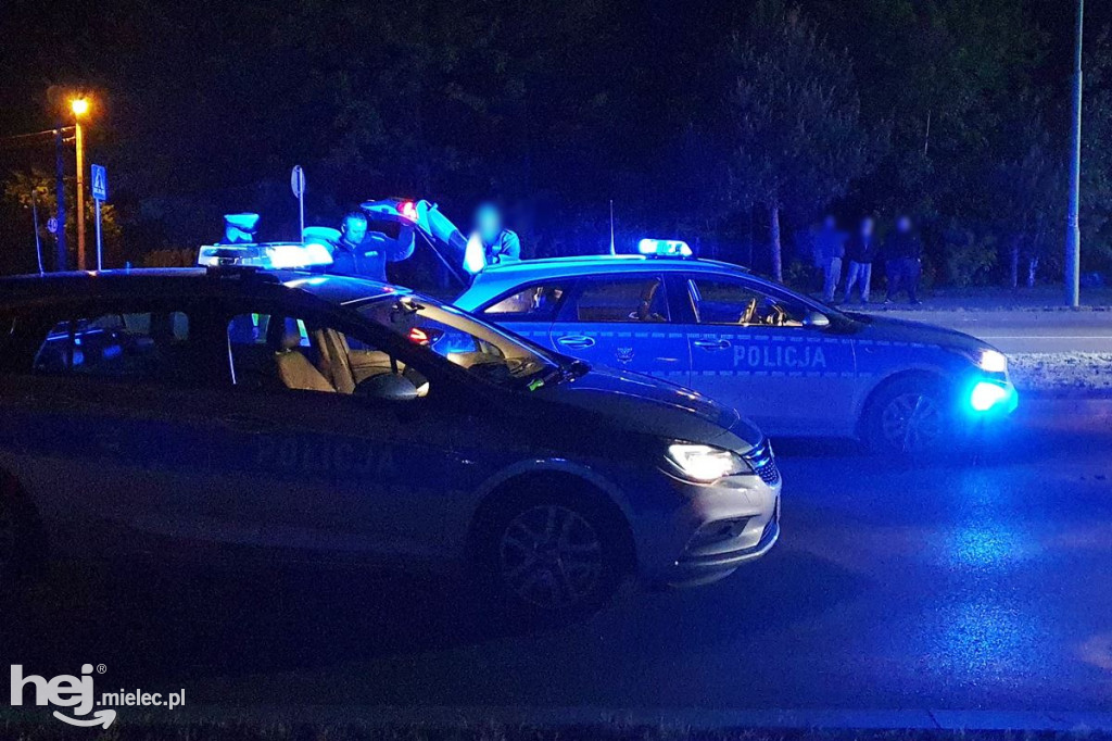 Mercedes wpadł w latarnię na al. Kwiatkowskiego