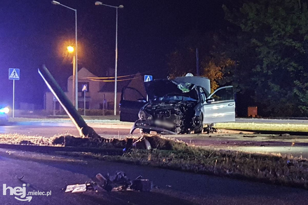 Mercedes wpadł w latarnię na al. Kwiatkowskiego