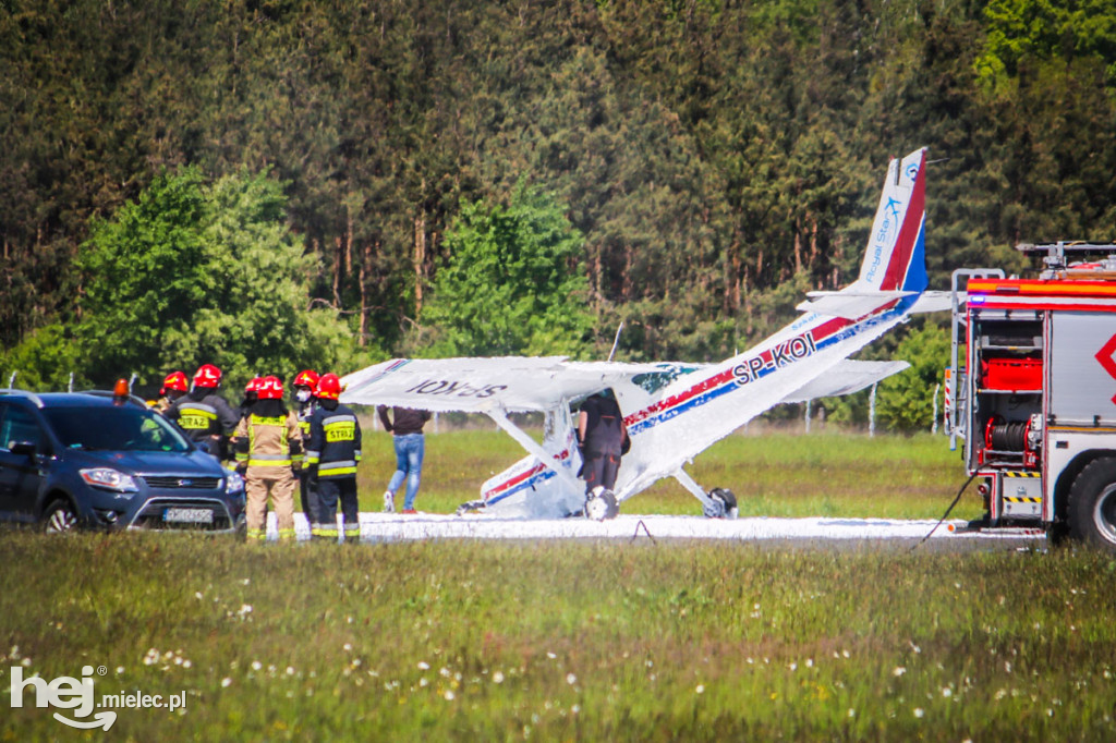 Wypadek cessny na lotnisku w Mielcu