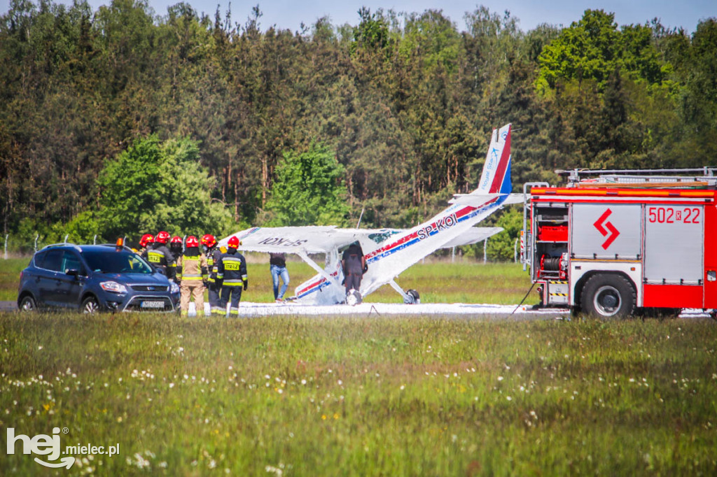 Wypadek cessny na lotnisku w Mielcu
