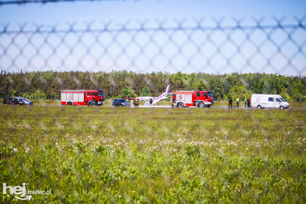 Wypadek cessny na lotnisku w Mielcu