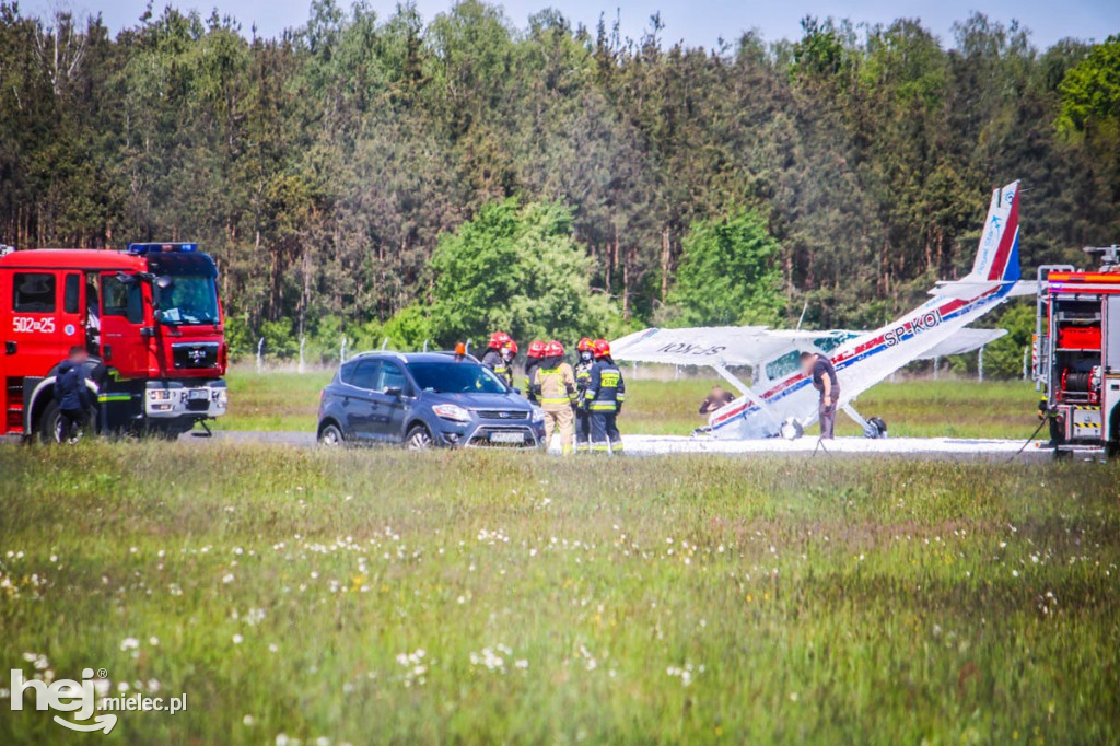 Wypadek cessny na lotnisku w Mielcu