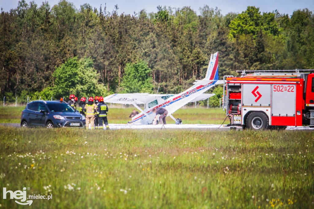 Wypadek cessny na lotnisku w Mielcu