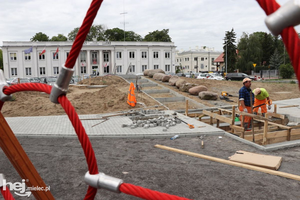 Pierwsze urządzenia montowane w parku sensorycznym