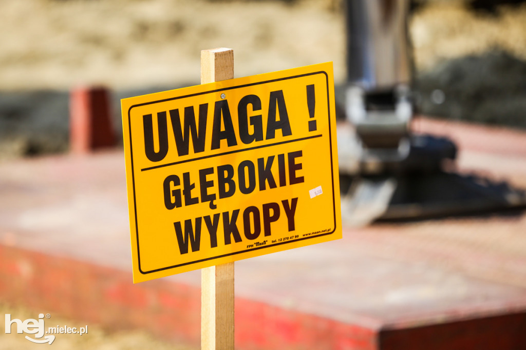Przeniesienie rzeźby Ikara przed Bramą Główną SSE