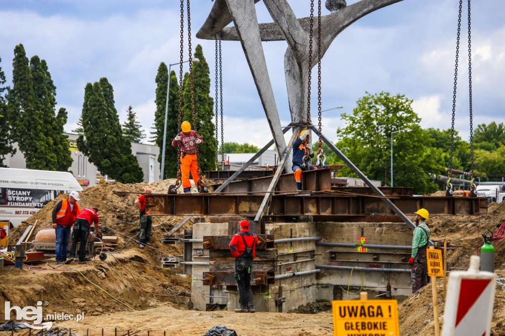 Przeniesienie rzeźby Ikara przed Bramą Główną SSE