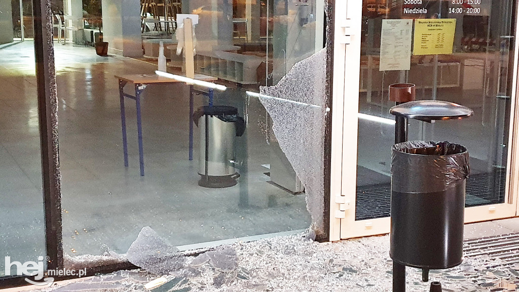 Ktoś ostrzelał nową bibliotekę?