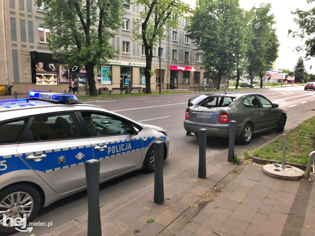 Drzewo spadło na skodę
