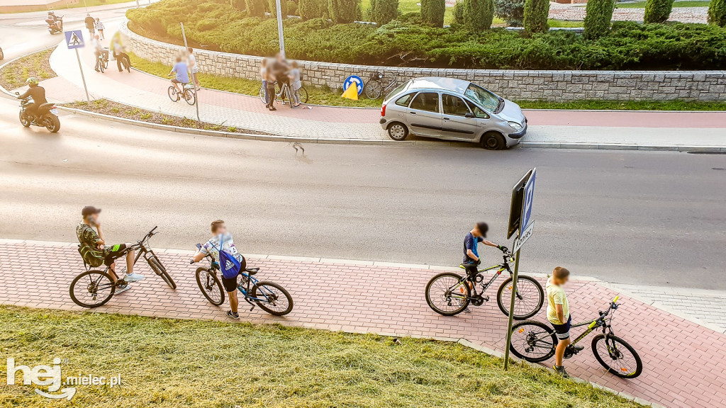 Rowerzysta wpadł pod osobówkę