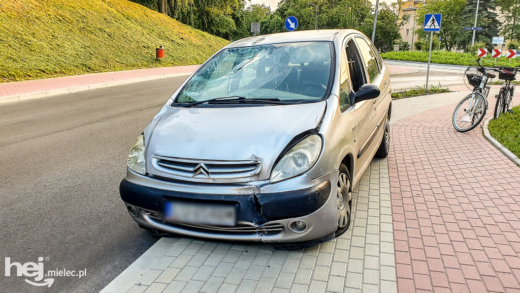Rowerzysta wpadł pod osobówkę