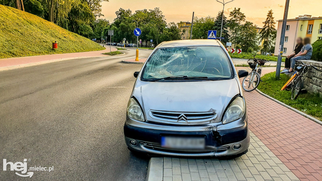 Rowerzysta wpadł pod osobówkę
