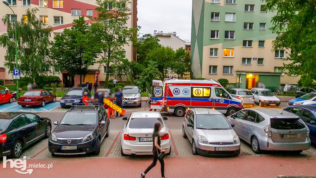 Kobieta wypadła z balkonu wieżowca przy ul. Dworcowej