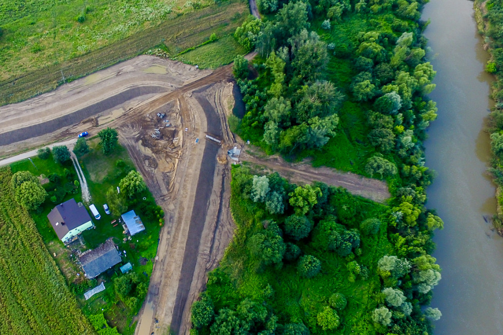 Nowe wały przy Wisłoce w Kiełkowie i Rzochowie [DRON]