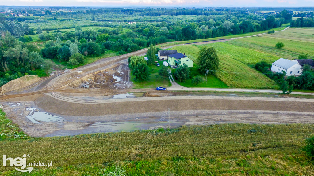 Nowe wały przy Wisłoce w Kiełkowie i Rzochowie [DRON]