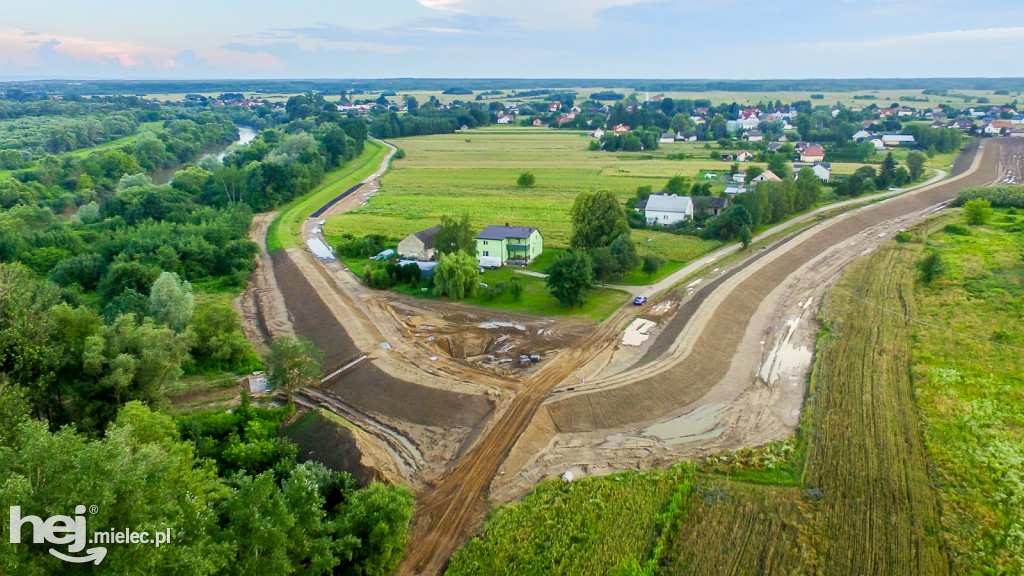 Nowe wały przy Wisłoce w Kiełkowie i Rzochowie [DRON]