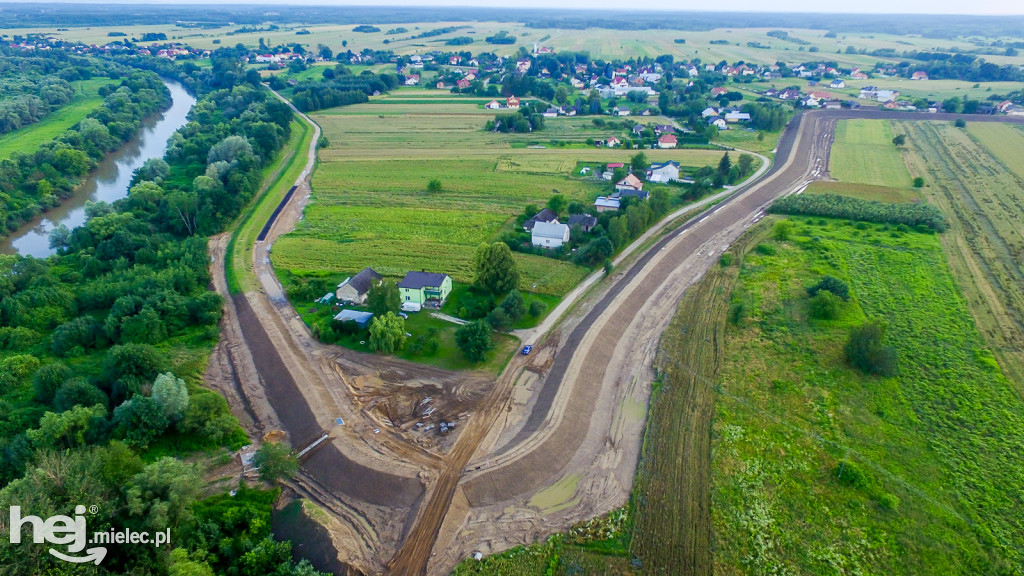 Nowe wały przy Wisłoce w Kiełkowie i Rzochowie [DRON]