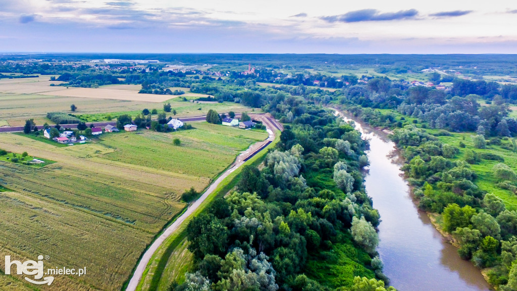 Nowe wały przy Wisłoce w Kiełkowie i Rzochowie [DRON]