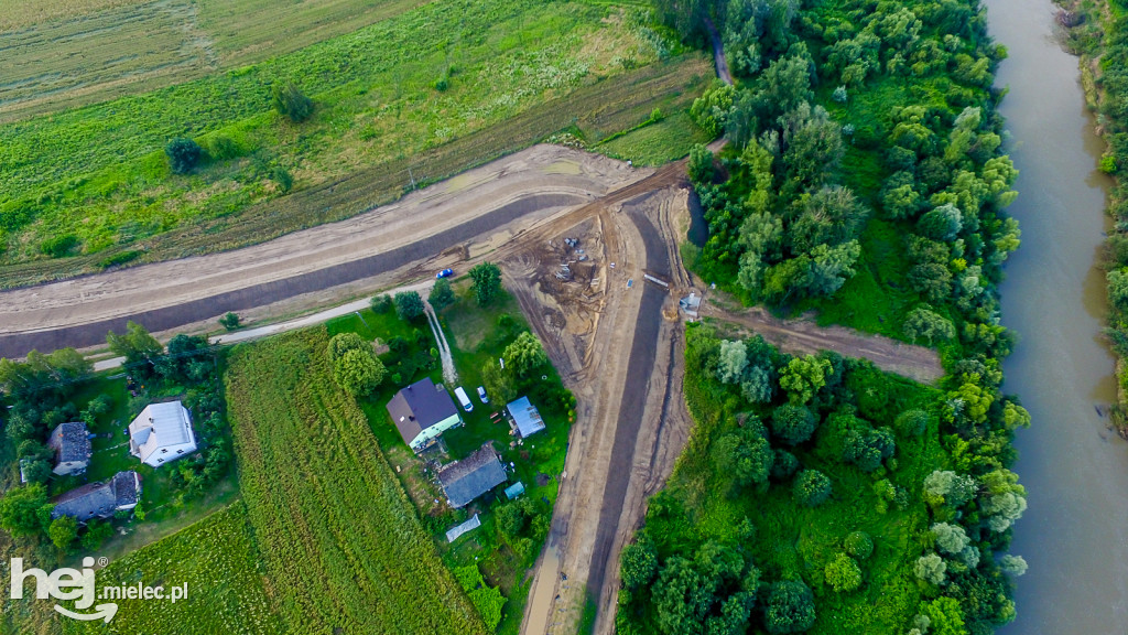 Nowe wały przy Wisłoce w Kiełkowie i Rzochowie [DRON]