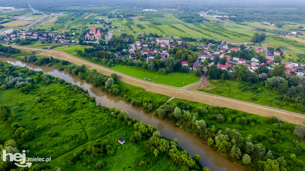 Nowe wały przy Wisłoce w Kiełkowie i Rzochowie [DRON]
