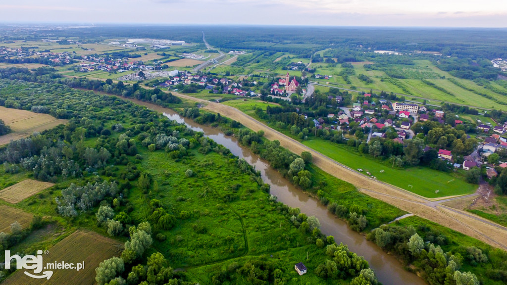 Nowe wały przy Wisłoce w Kiełkowie i Rzochowie [DRON]