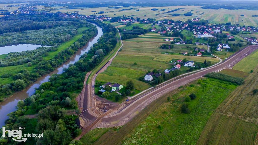 Nowe wały przy Wisłoce w Kiełkowie i Rzochowie [DRON]