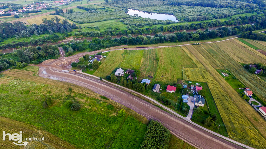 Nowe wały przy Wisłoce w Kiełkowie i Rzochowie [DRON]