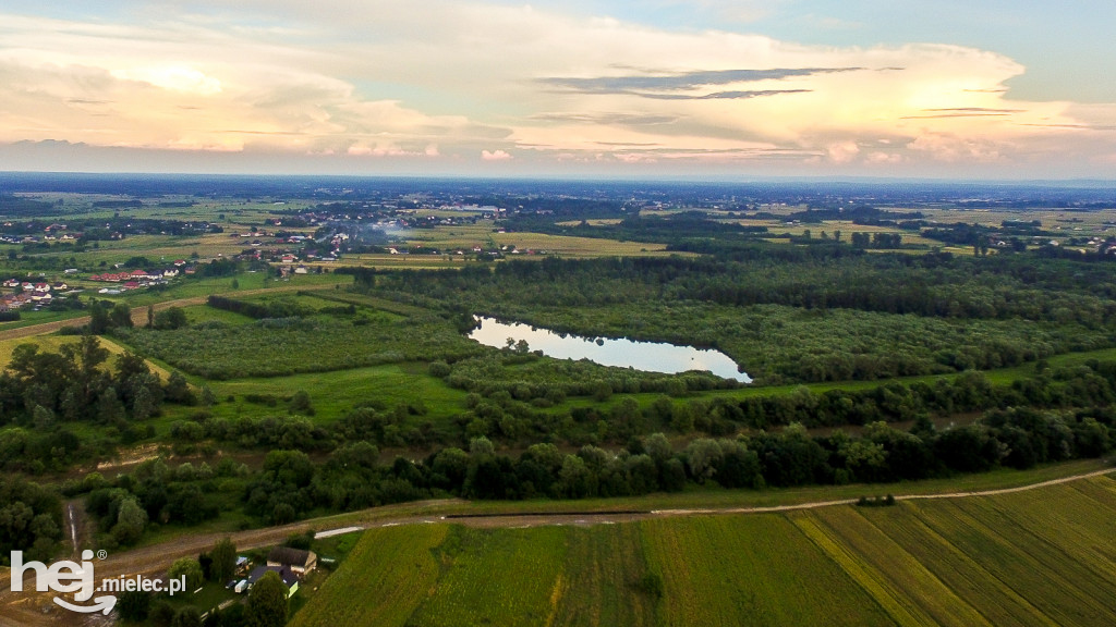 Nowe wały przy Wisłoce w Kiełkowie i Rzochowie [DRON]