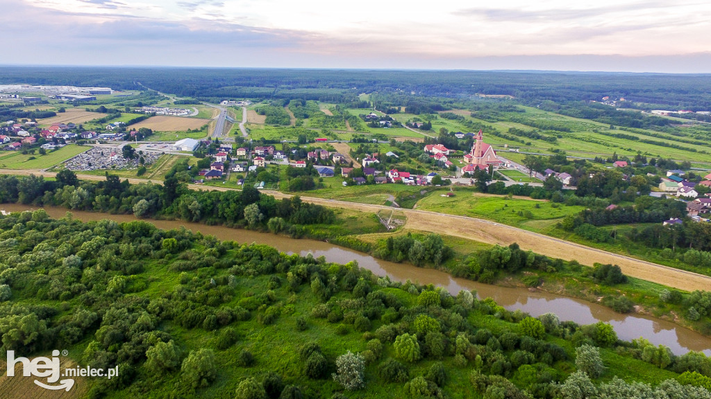Nowe wały przy Wisłoce w Kiełkowie i Rzochowie [DRON]
