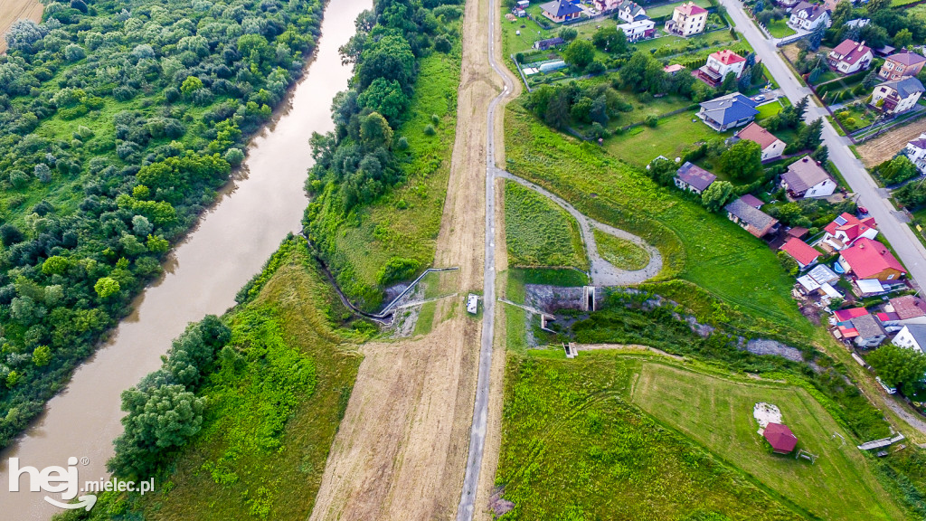 Nowe wały przy Wisłoce w Kiełkowie i Rzochowie [DRON]