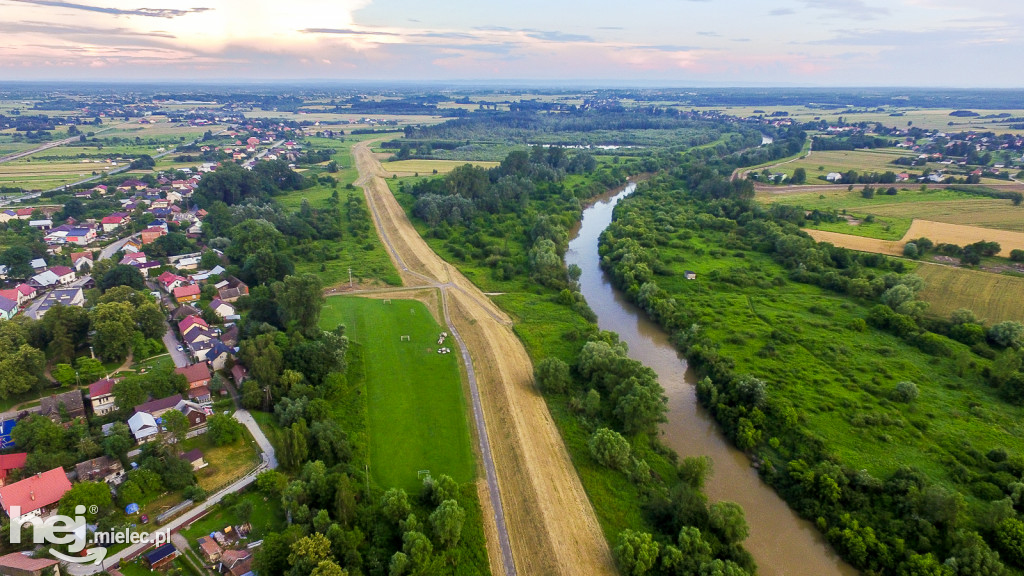 Nowe wały przy Wisłoce w Kiełkowie i Rzochowie [DRON]