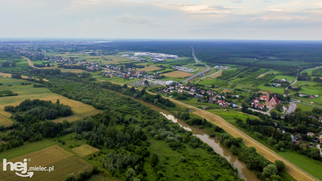 Nowe wały przy Wisłoce w Kiełkowie i Rzochowie [DRON]