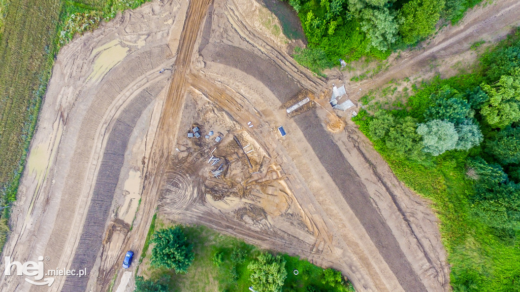 Nowe wały przy Wisłoce w Kiełkowie i Rzochowie [DRON]