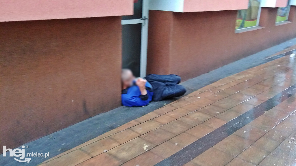 Alkoholowy problem w centrum Mielca